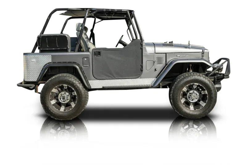 An incredible side shot photo of aToyota Land Cruiser that you should buy.