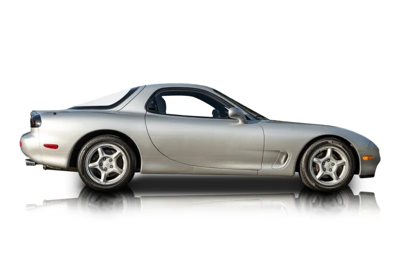An incredible side shot photo of aMazda RX-7 that you should buy.