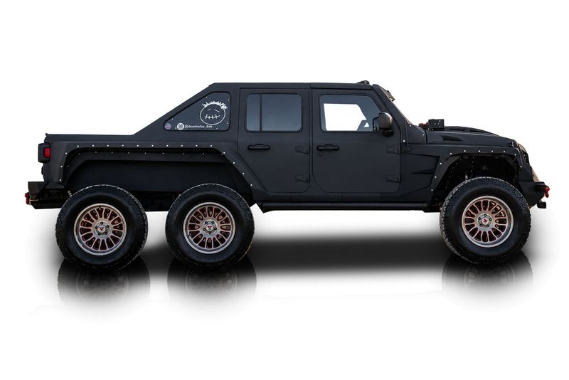 An incredible side shot photo of aJeep Wrangler that you should buy.