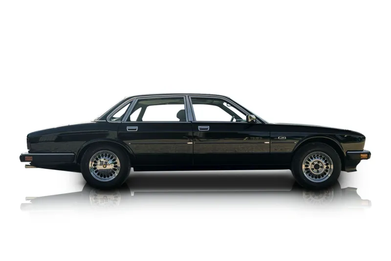 An incredible side shot photo of aJaguar XJ6 that you should buy.
