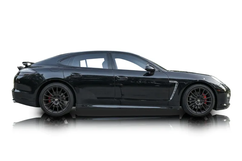 An incredible side shot photo of aPorsche Panamera that you should buy.
