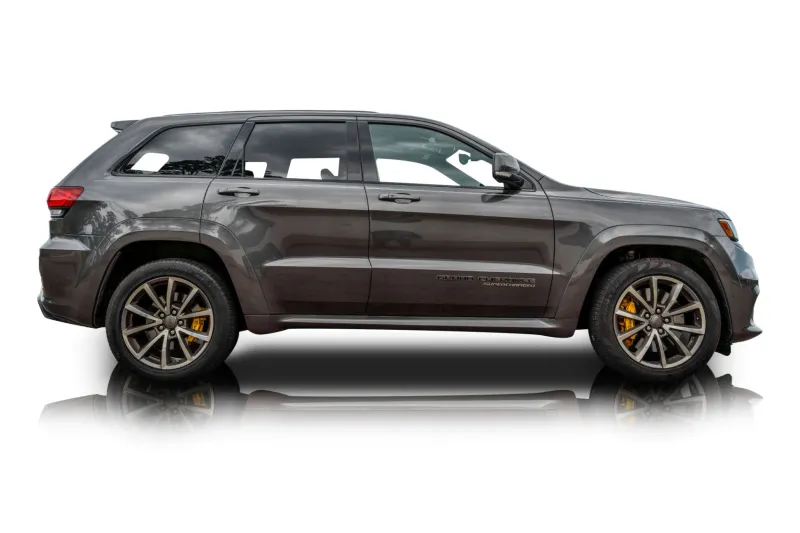 An incredible side shot photo of aJeep Grand Cherokee that you should buy.