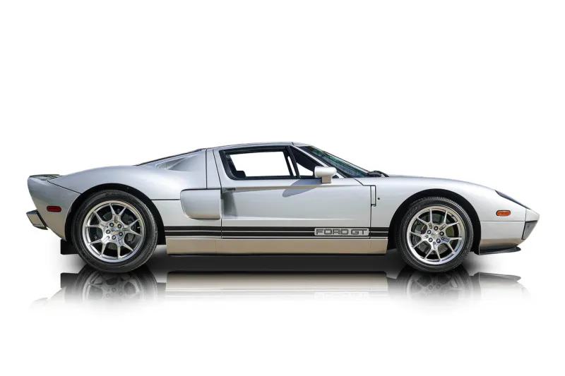 An incredible side shot photo of aFord GT that you should buy.