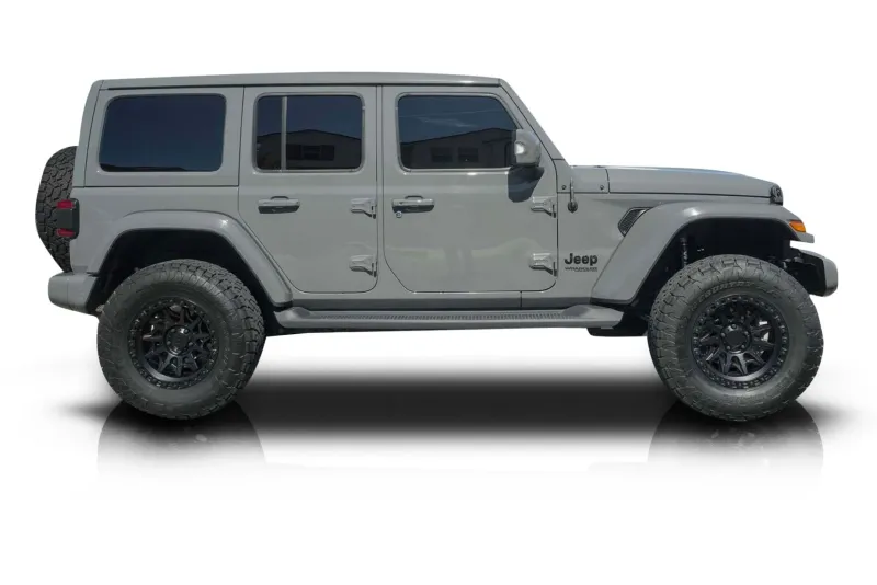 An incredible side shot photo of aJeep Wrangler that you should buy.