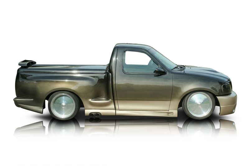 An incredible side shot photo of aFord F-150 that you should buy.