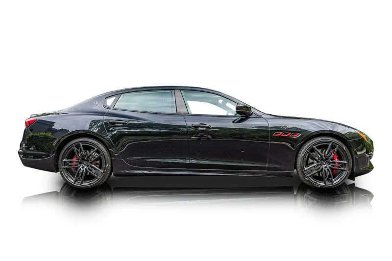 An incredible side shot photo of aMaserati Quattroporte that you should buy.