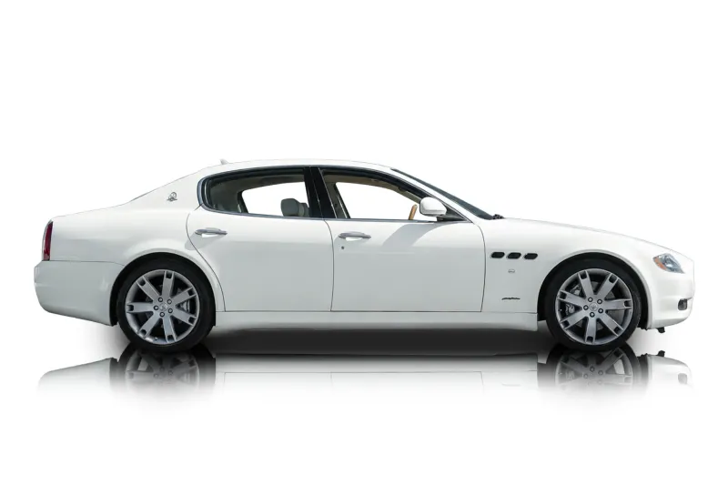 An incredible side shot photo of aMaserati Quattroporte that you should buy.