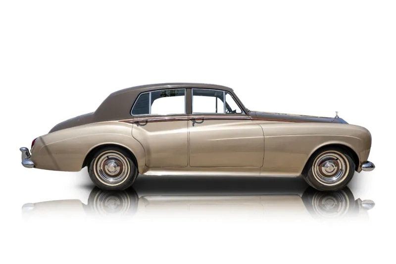 An incredible side shot photo of aRolls-Royce Silver Cloud that you should buy.