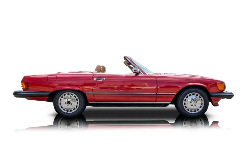 An incredible side shot photo of aMercedes-Benz 560SL that you should buy.
