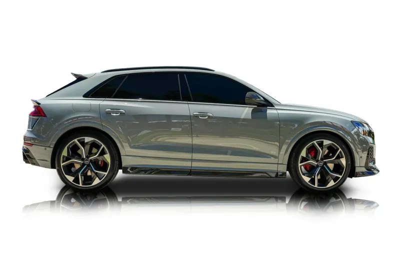 An incredible side shot photo of aAudi RS Q8 that you should buy.