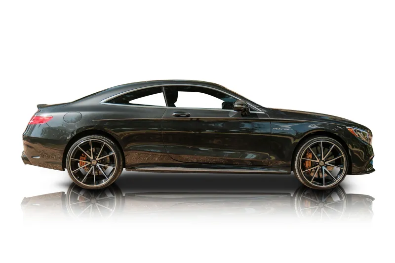 An incredible side shot photo of aMercedes-Benz S65 AMG that you should buy.