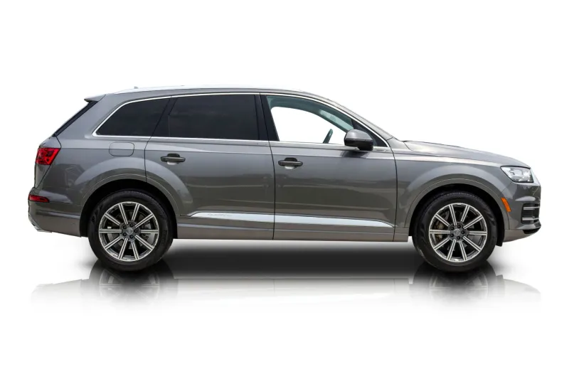 An incredible side shot photo of aAudi Q7 that you should buy.