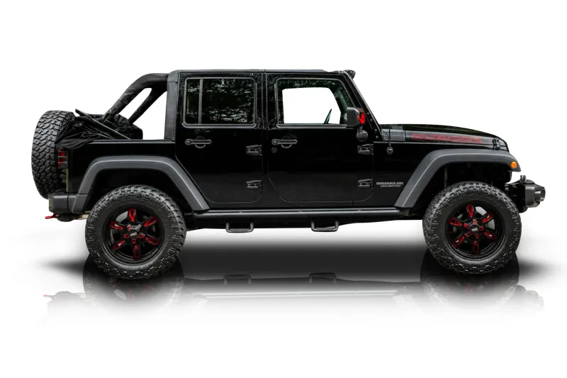 An incredible side shot photo of aJeep Wrangler that you should buy.