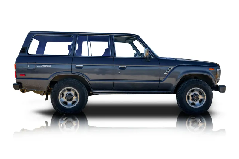 An incredible side shot photo of aToyota Land Cruiser that you should buy.
