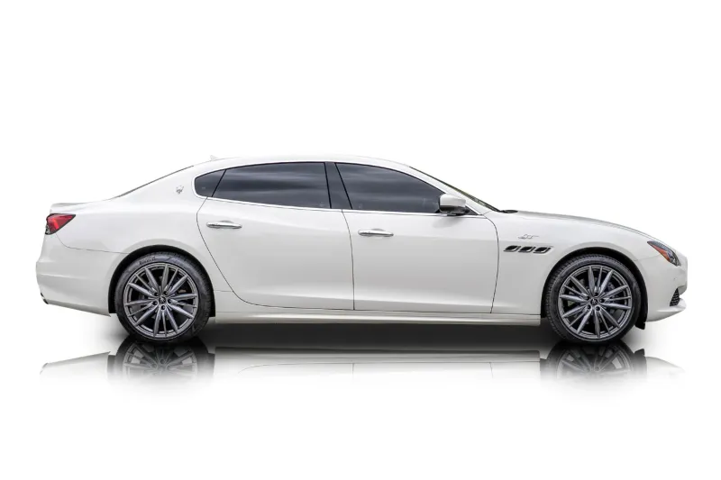 An incredible side shot photo of aMaserati Quattroporte that you should buy.