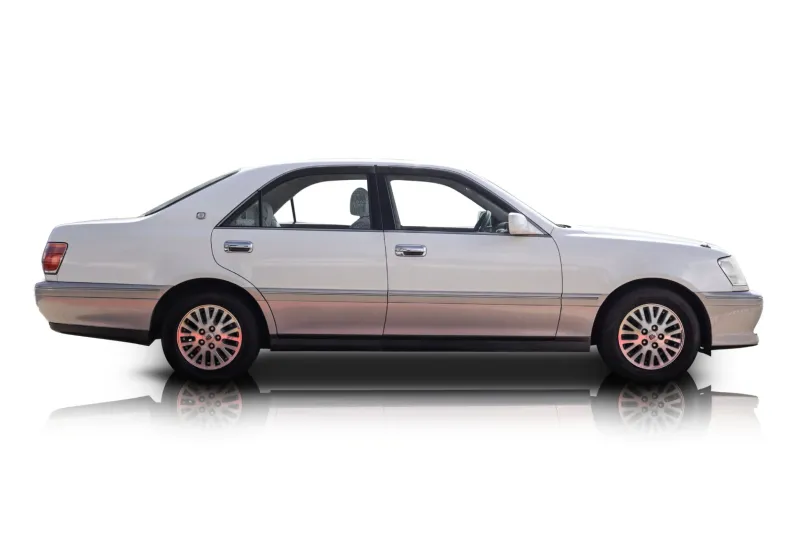 An incredible side shot photo of aToyota Crown that you should buy.
