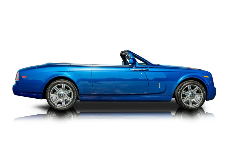An incredible side shot photo of aRolls-Royce Phantom that you should buy.