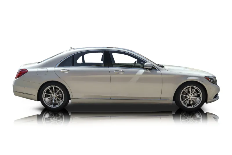 An incredible side shot photo of aMercedes-Benz S550 that you should buy.