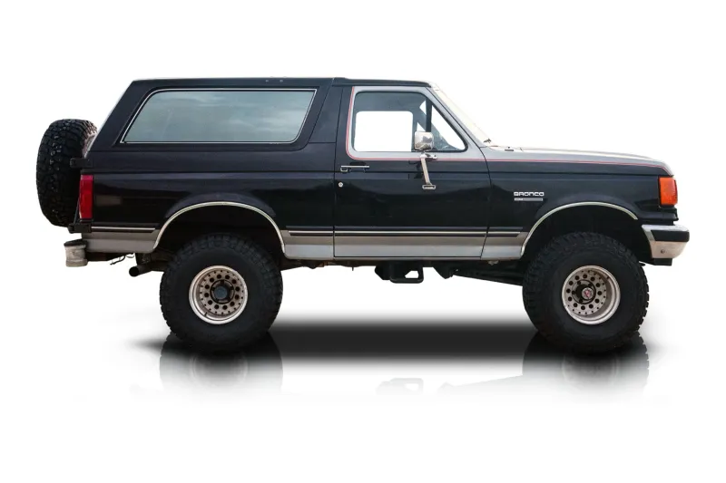 An incredible side shot photo of aFord Bronco that you should buy.