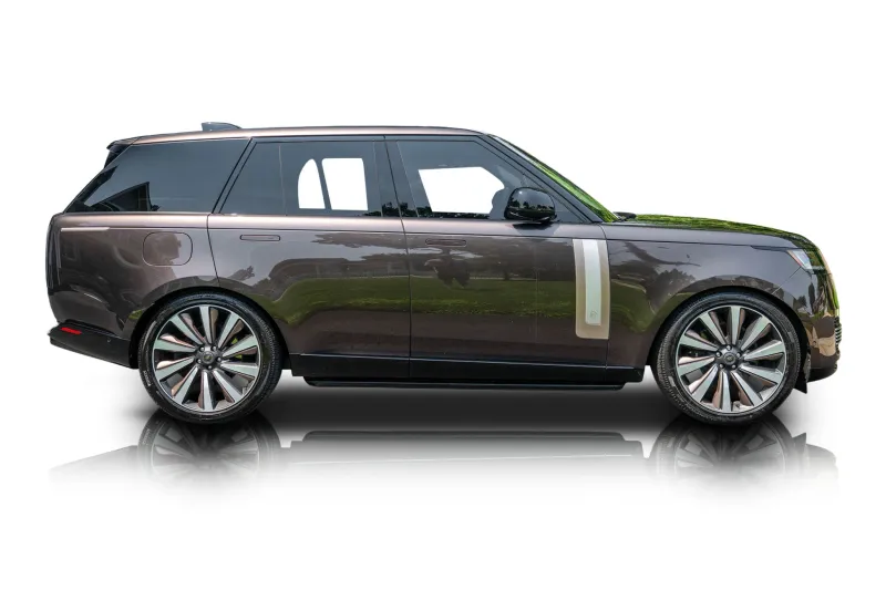 An incredible side shot photo of aLand Rover Range Rover that you should buy.