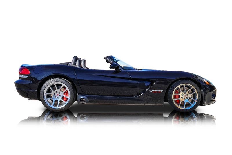 An incredible side shot photo of aDodge Viper that you should buy.