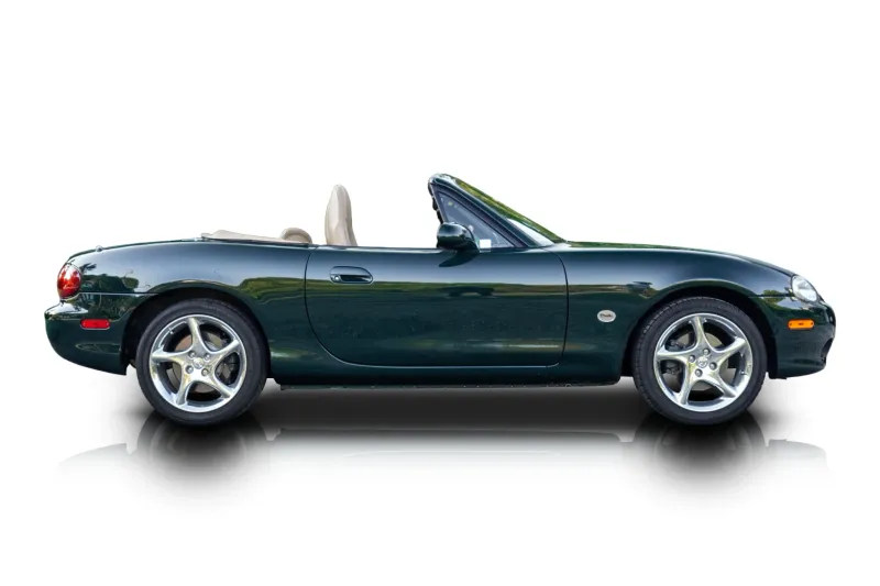 An incredible side shot photo of aMazda MX-5 Miata that you should buy.