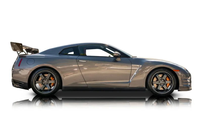 An incredible side shot photo of aNissan GT-R that you should buy.