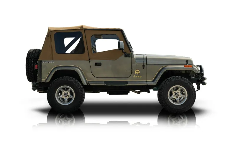 An incredible side shot photo of aJeep Wrangler that you should buy.