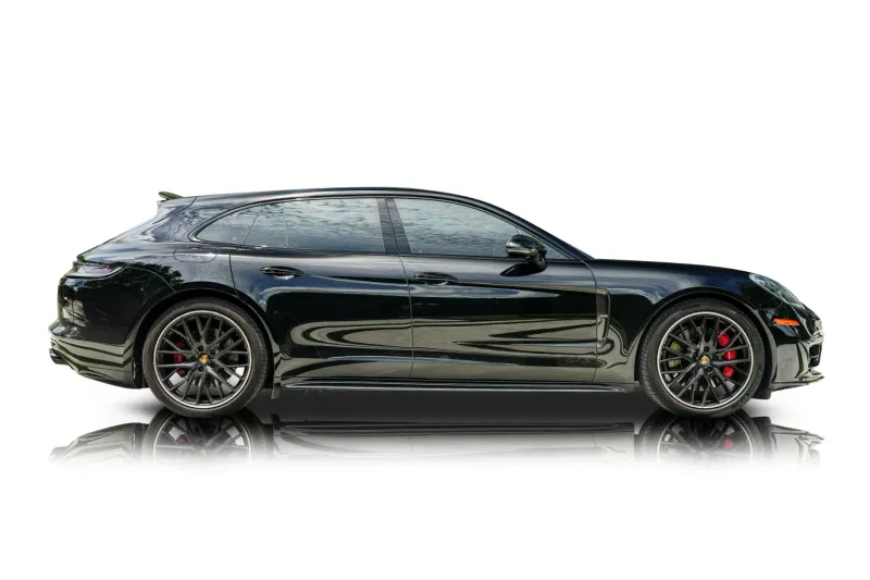 An incredible side shot photo of aPorsche Panamera that you should buy.