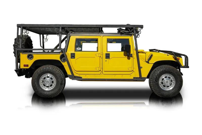 An incredible side shot photo of aHummer H1 that you should buy.