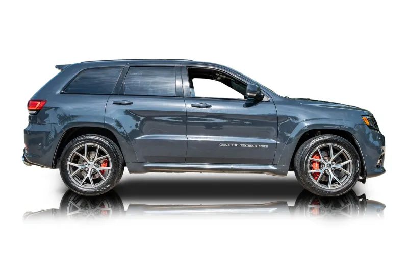 An incredible side shot photo of aJeep Grand Cherokee that you should buy.