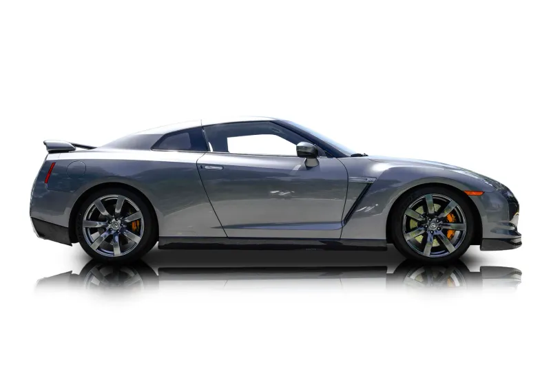 An incredible side shot photo of aNissan GT-R that you should buy.