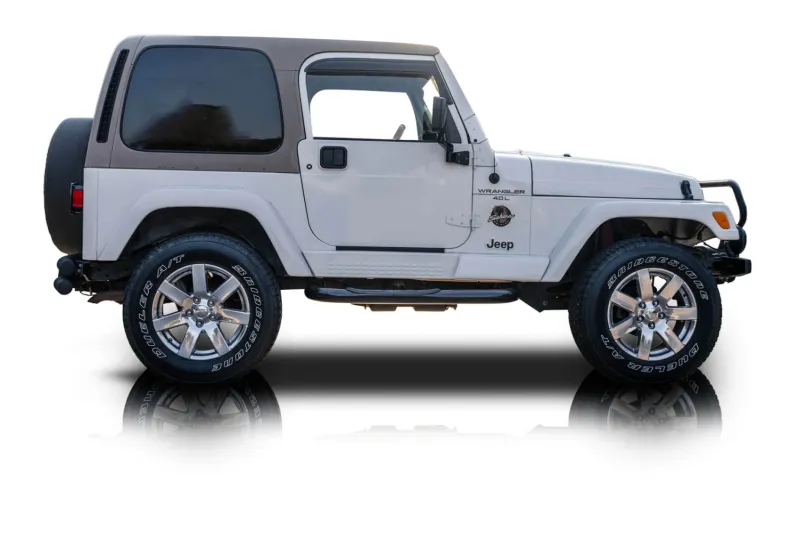 An incredible side shot photo of aJeep Wrangler that you should buy.