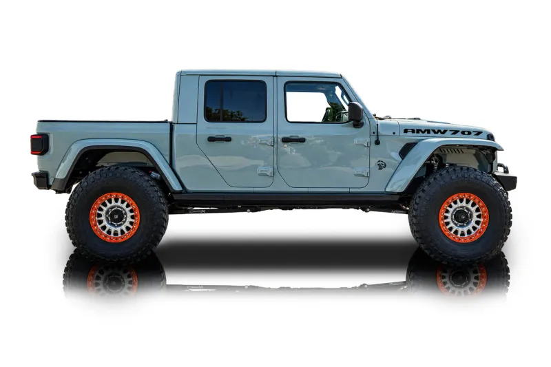 An incredible side shot photo of aJeep Gladiator that you should buy.
