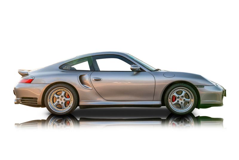 An incredible side shot photo of aPorsche 911 that you should buy.