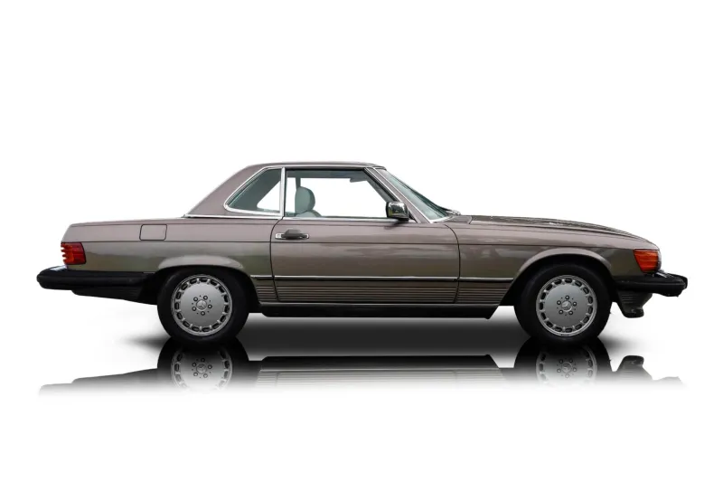 An incredible side shot photo of aMercedes-Benz 560SL that you should buy.