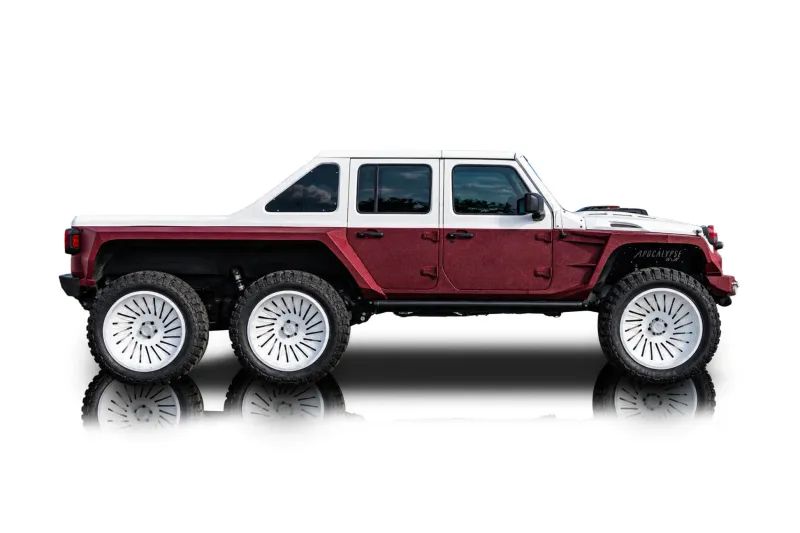 An incredible side shot photo of aJeep Wrangler that you should buy.
