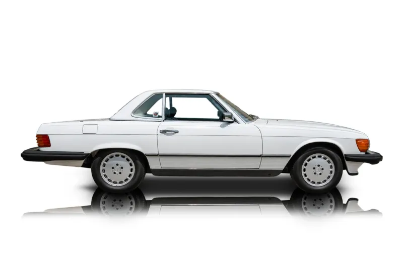 An incredible side shot photo of aMercedes-Benz 560SL that you should buy.