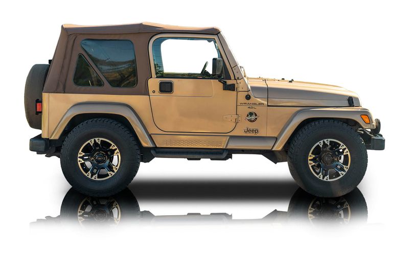 An incredible side shot photo of aJeep Wrangler that you should buy.