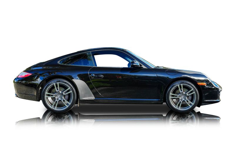 An incredible side shot photo of aPorsche 911 that you should buy.