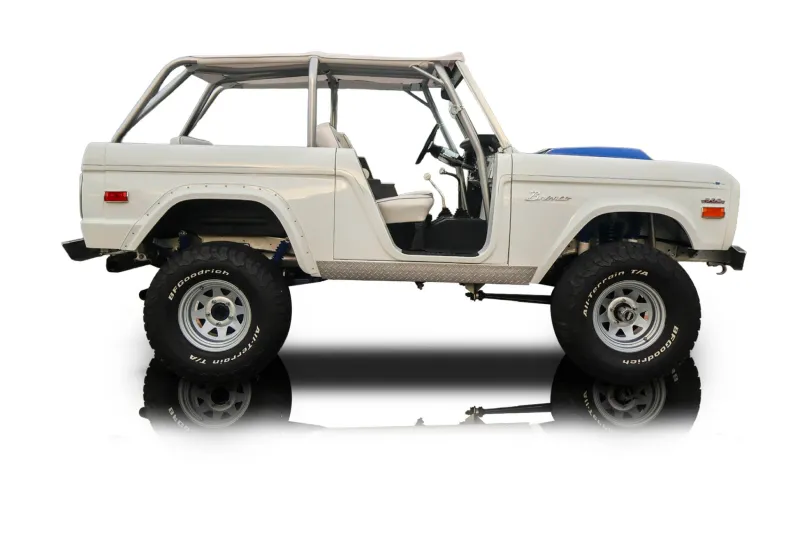 An incredible side shot photo of aFord Bronco that you should buy.