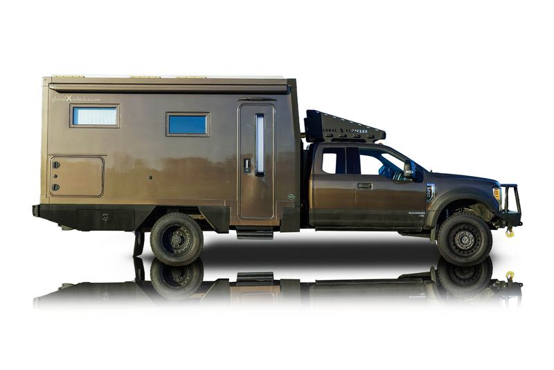 An incredible side shot photo of aFord F-550 that you should buy.
