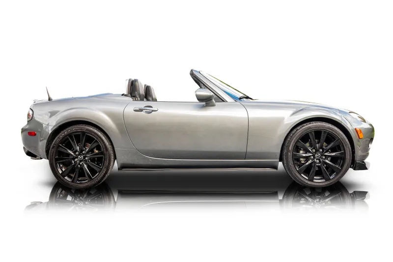 An incredible side shot photo of aMazda MX-5 Miata that you should buy.