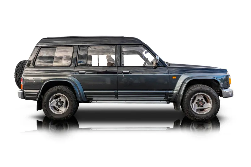 An incredible side shot photo of aNissan Safari that you should buy.