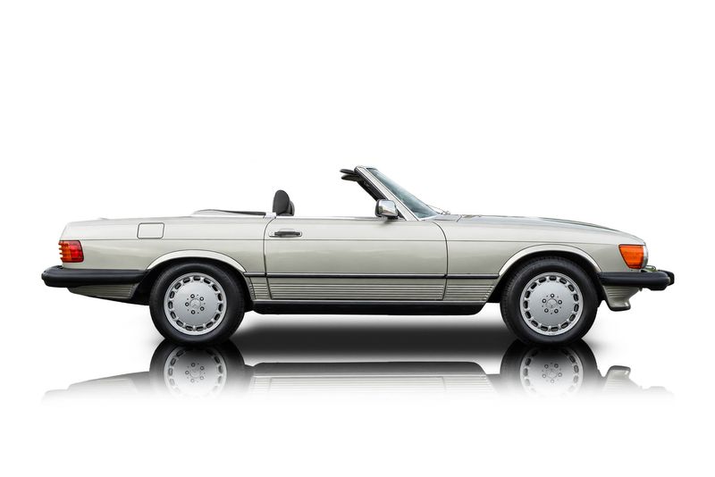 An incredible side shot photo of aMercedes-Benz 560SL that you should buy.