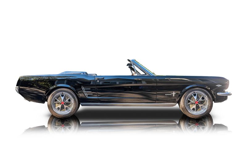 An incredible side shot photo of aFord Mustang that you should buy.