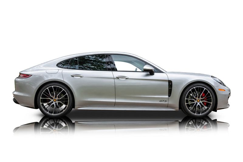 An incredible side shot photo of aPorsche Panamera that you should buy.