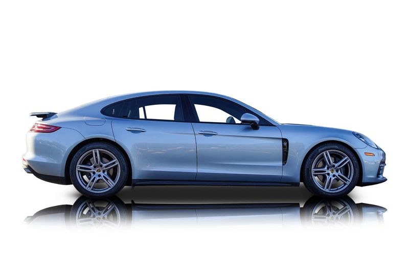 An incredible side shot photo of aPorsche Panamera that you should buy.