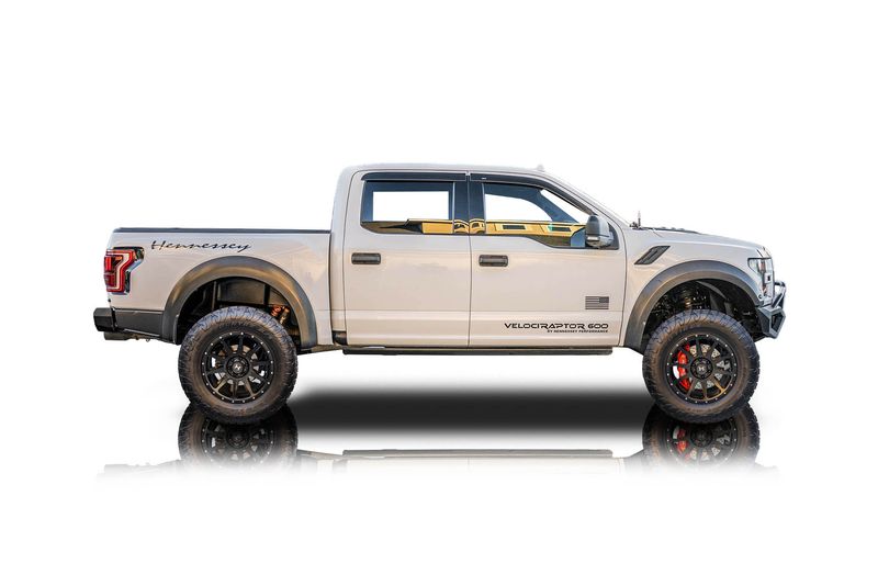 An incredible side shot photo of aFord F-150 that you should buy.