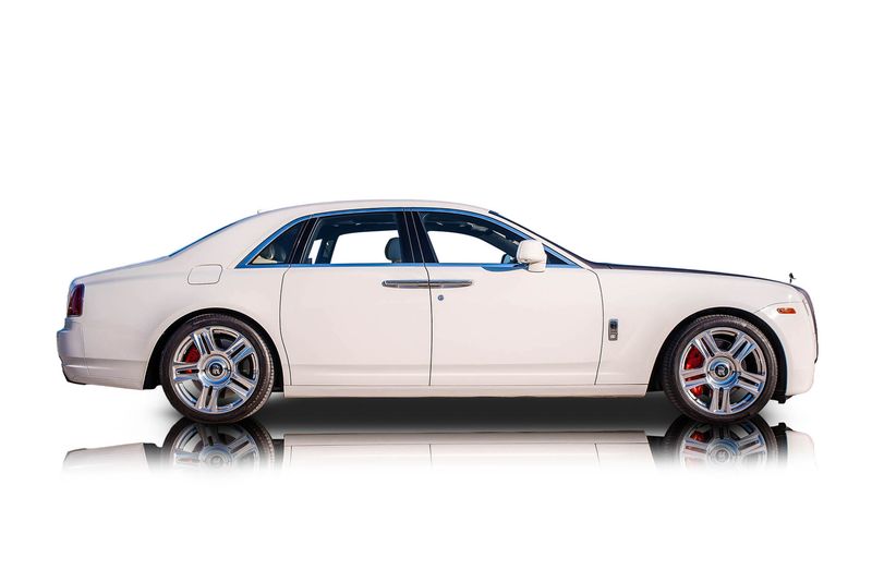 An incredible side shot photo of aRolls-Royce Ghost that you should buy.